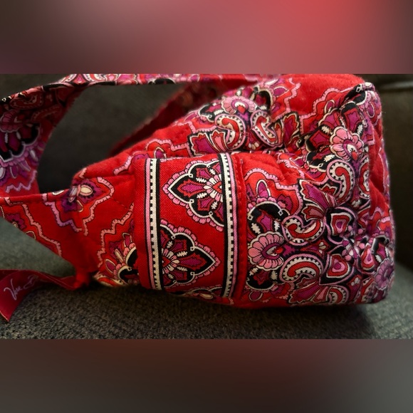 Beautiful Vera Bradley handbag in excellent condition. Adorable. - Picture 7 of 9